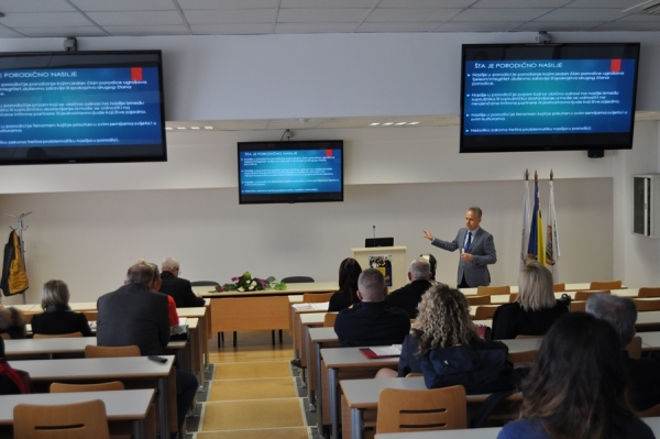Na Pravnom fakultetu Univerziteta u Travniku održana radionica na temu: „Femicid kao društveni problem&quot;